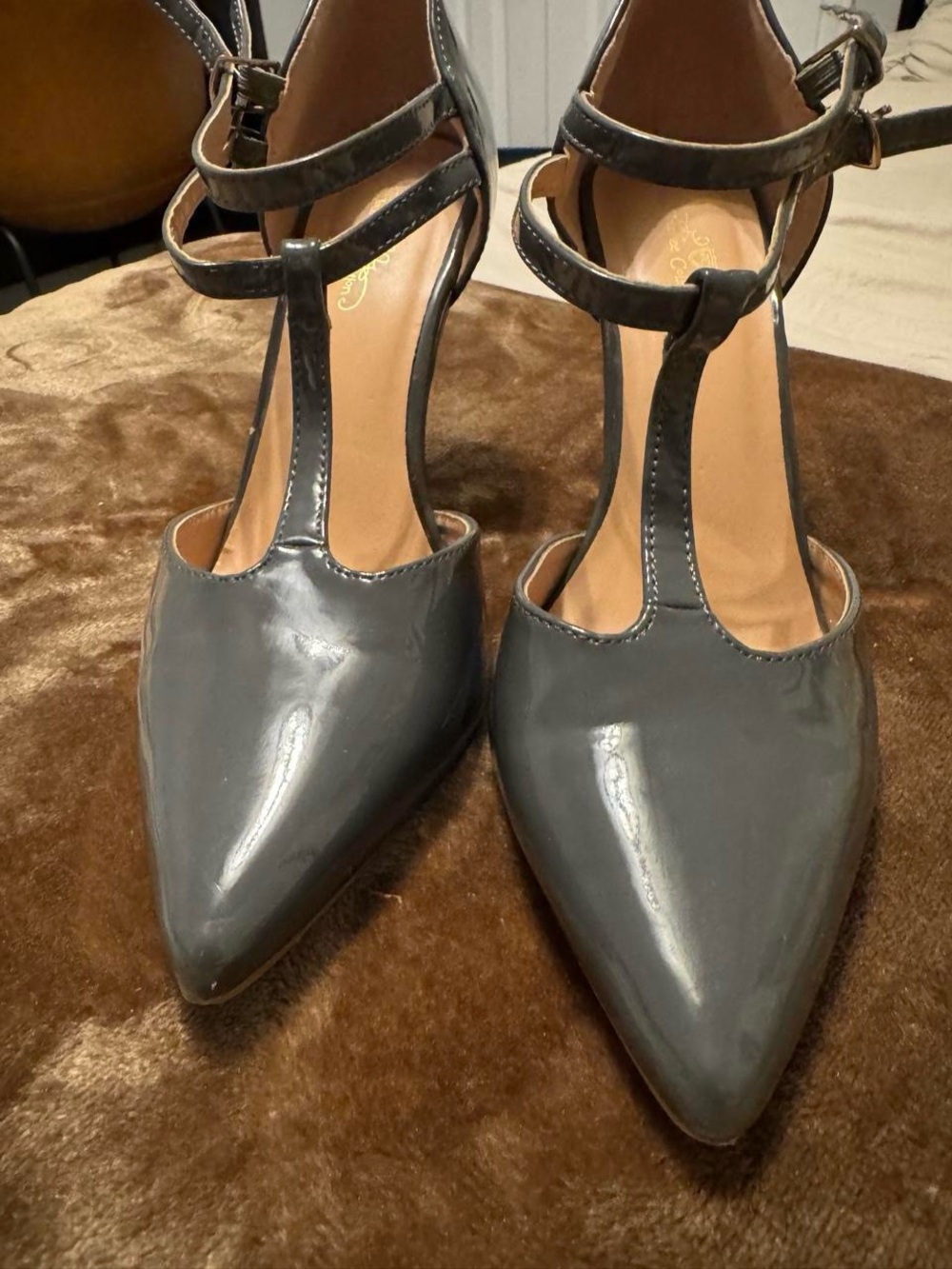 Journee Collection Gray Patent T-Strap Pointed Heels - Picture 3 of 6